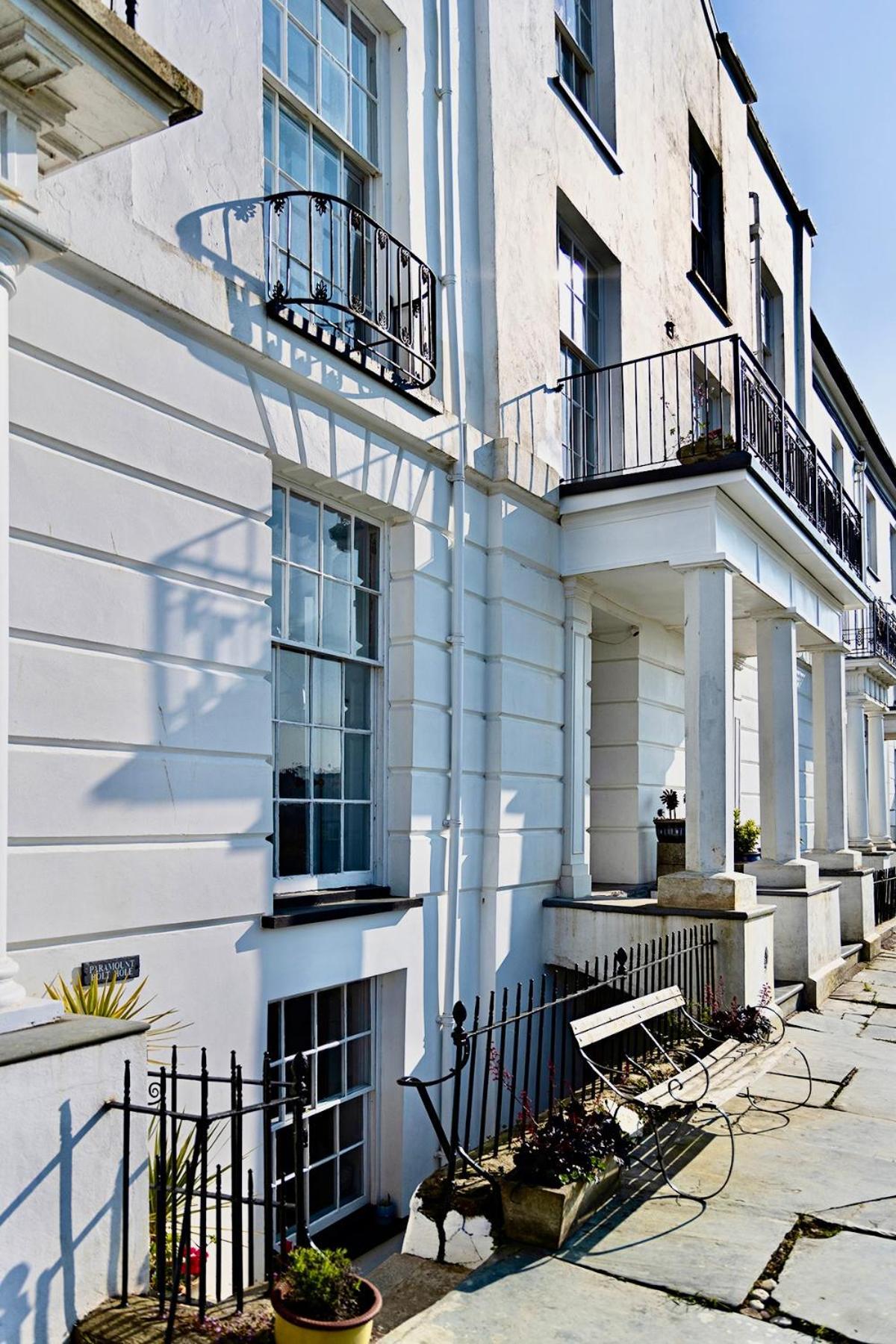 Paramount Apartments Ilfracombe, Arty Seaside Holiday Apartments Zimmer foto